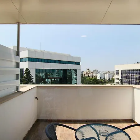 Phaedrus Living: Luxury 505 Apartment